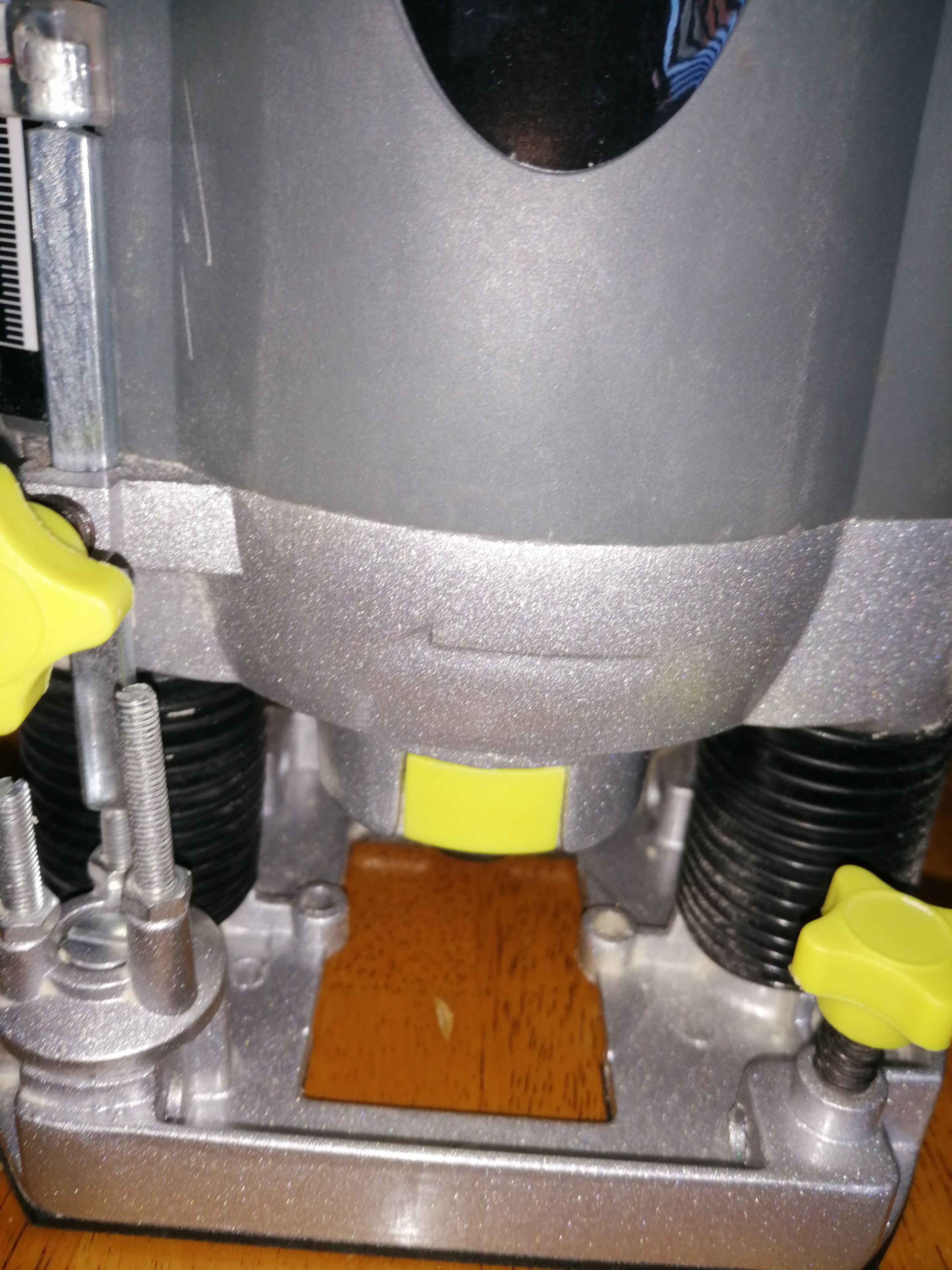 Cut direction of Wood Router